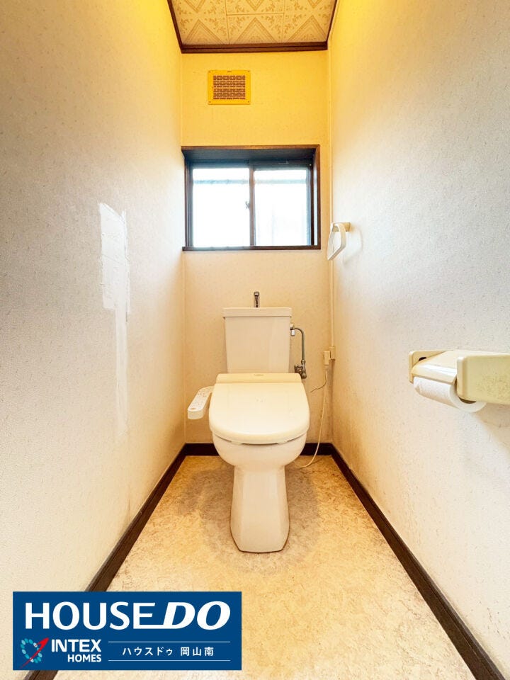 【清潔感のある快適なトイレ】
窓から優しい光が差し込む明るい空間です!温水洗浄便座付きで、冬場も快適!小窓があるため換気がしやすく、毎日使う場所だからこそ清潔に保てるのが嬉しいですね♪