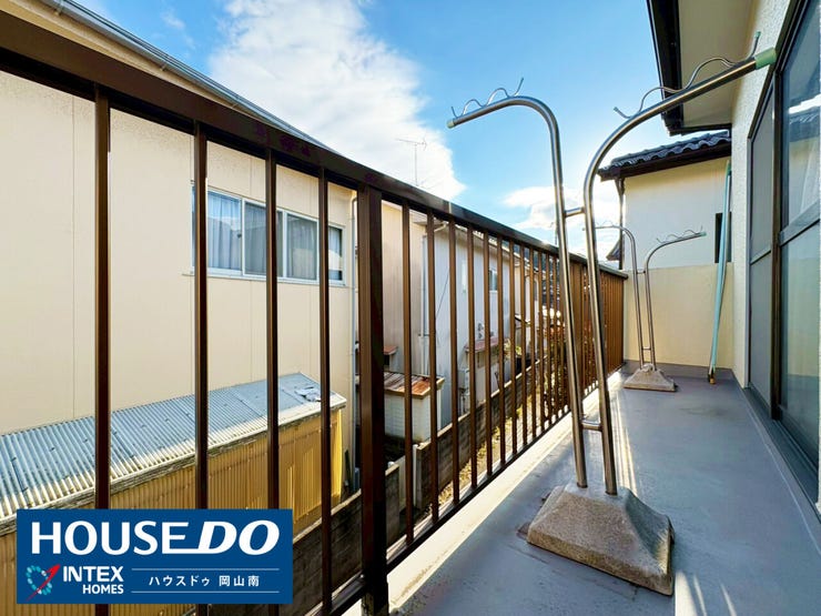 【陽当たり良好なバルコニー】
陽射しがたっぷり降り注ぐバルコニーは、お洗濯物もカラッと乾きそう!広々としているので、ご家族全員分の衣類や布団も一度に干せるのが嬉しいポイントですね♪