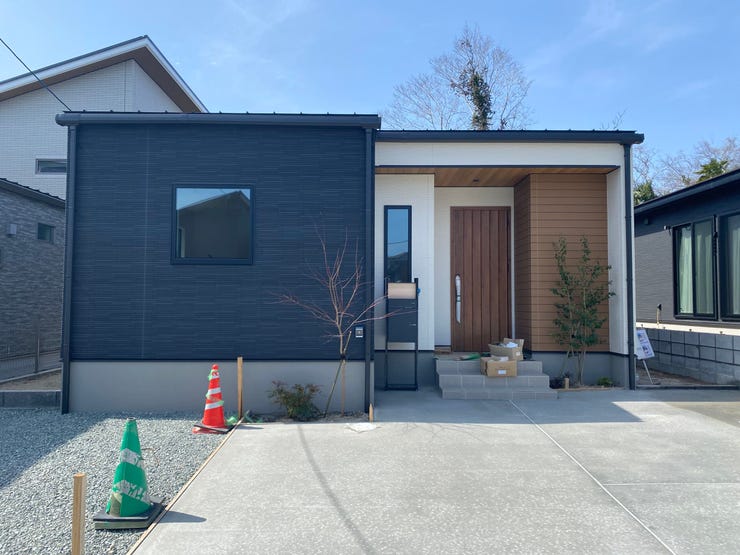 【外観】
モダンな雰囲気が特徴的な平屋建てです。