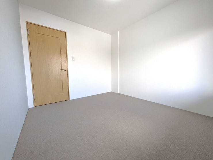 ◆洋室(約5.9帖)◆
全居室窓付きでどのお部屋も明るく開放的です!ベットや学習机もおける十分な広さがあります☆3部屋あるのでどのお部屋にしようか悩むのも楽しみの一つですね♪