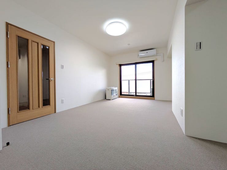 ◆LD(約13.8帖)◆
自然光がたっぷりと差し込むことで、明るく心地よい空間が広がります。家族や友人との集まりが一層楽しくなり、日常のひとときが特別なものに♪デザイン性と機能性が融合したLD!