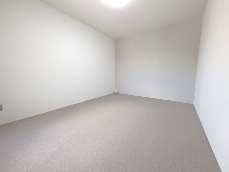 ◆洋室(約7.0帖)◆
レイアウトは一般的に家具の配置が比較的自由で、収納スペースや動線を考慮しやすいです!家具の配置やアクセサリーの配置次第で、自分らしい空間を作りやすいです☆