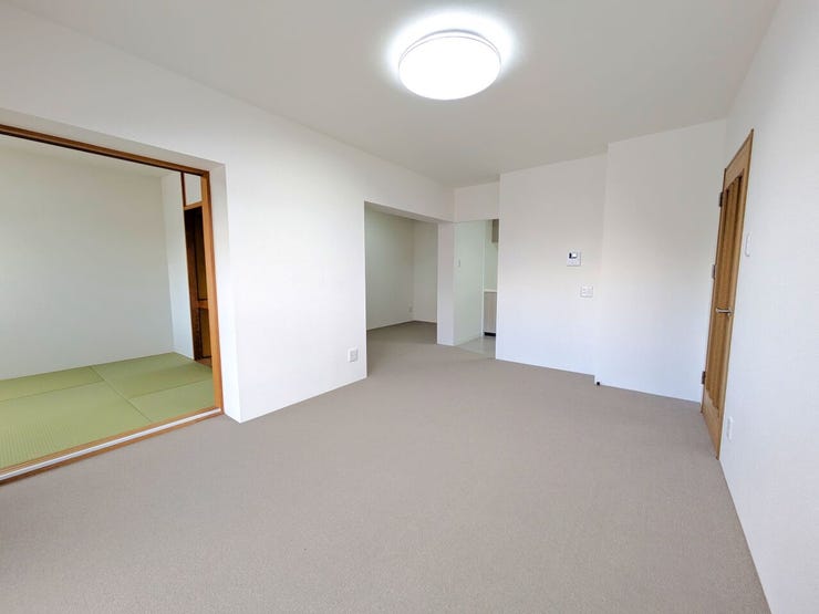 ◆LD(約13.8帖)◆
シンプルなデザインで、家具の配置がしやすい間取りです。日差したっぷりで明るく開放的な雰囲気で家族団らんはもちろん、ご友人との集まりも快適に過ごすことが出来ます♪