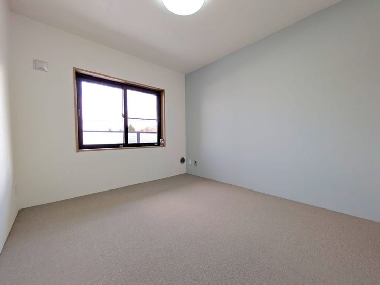 ◆洋室(約5.9帖)◆
この洋室は、あなたのアイデアを形にする完璧なキャンバス!明るい窓からはたっぷりの自然光が差し込んで、リラックスした雰囲気を演出☆日当たり良好で、毎朝の目覚めが楽しくなります♪