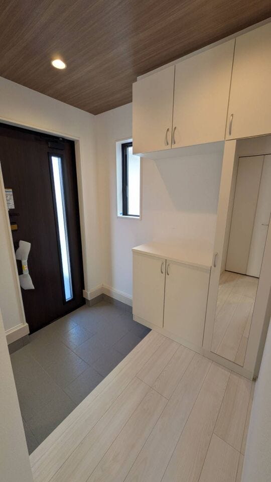 ◆大型のシューズボックスと姿見鏡を備えています。