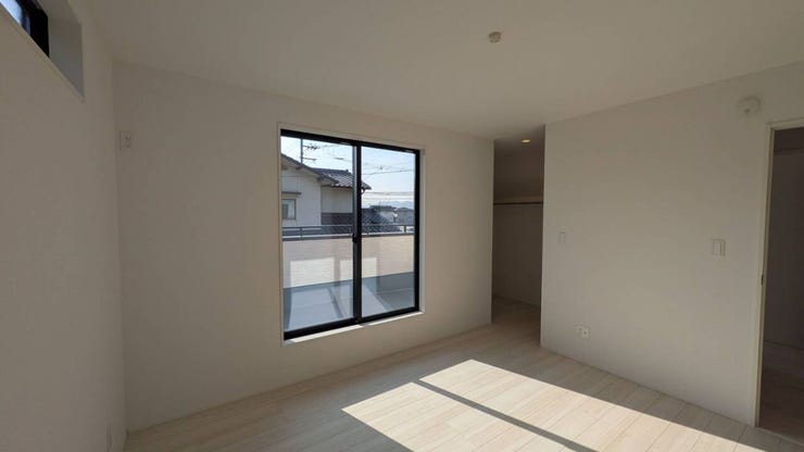 ◆2面採光で明るい洋室