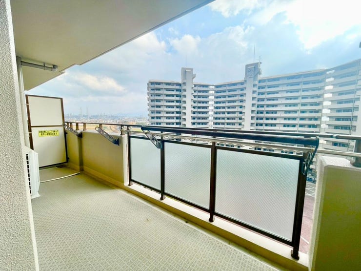 高層階ならではの開放感を味わえる、心地よいバルコニーです。