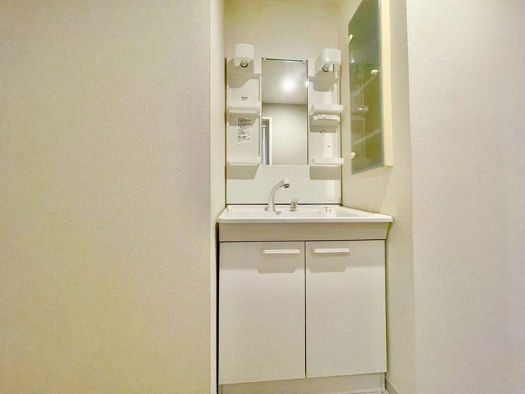 白を基調とした清潔感あふれる洗面空間
