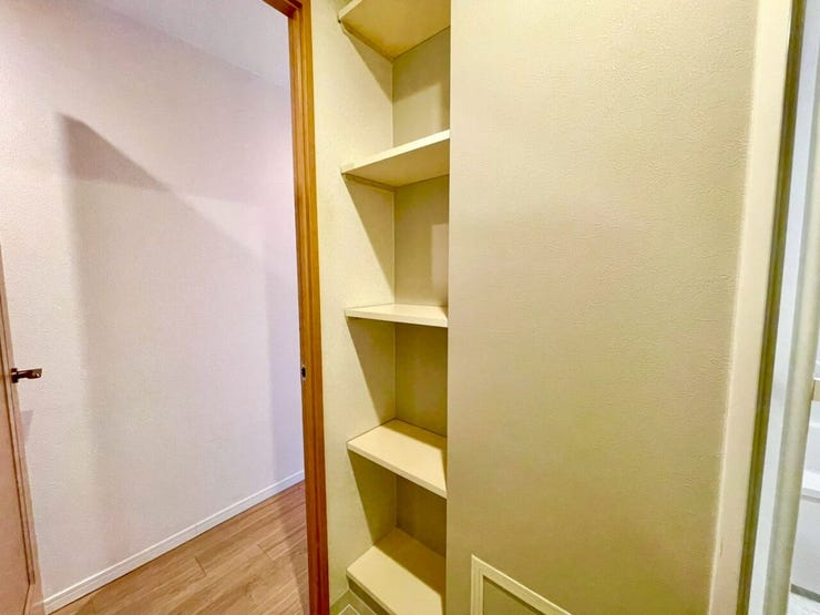 洗面所には棚もあり便利です