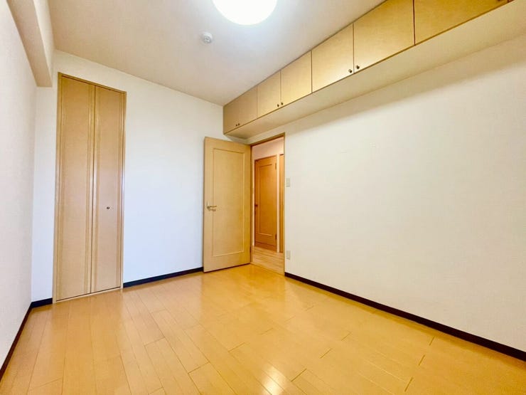 寝室としてもお使いいただける十分な広さの洋室です!