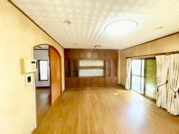 穏やかな光が差し込む洋室。開放感もあり落ち着いた時間を過ごせる空間です。