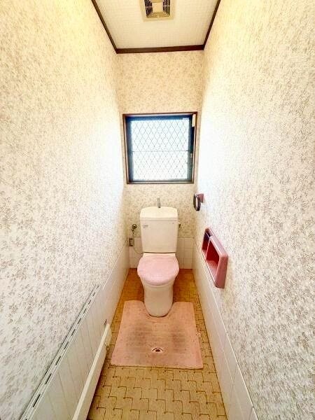 トイレは2ヶ所あり、家族が多くても混雑せずに使いやすい設計です。