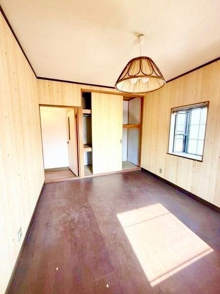 木の温かみを感じられる洋室です。陽光が入り毎日気持ちのいい時間を過ごせます