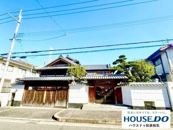 【外観】
和風の風格を感じる外観のお住まいです。整えられた植栽がさらに気品を演出します。駐車場も4台可能なスペースがございます