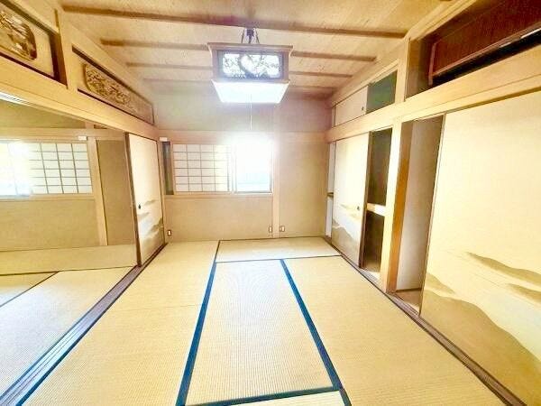 畳の香りが心を癒す、家族がゆったりくつろげる場所です。