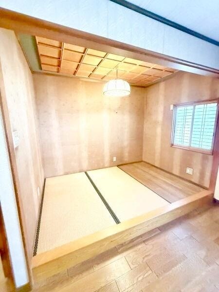 柔らかな光に包まれる、ほっと落ち着く和の空間です。