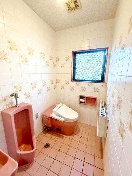 トイレは小便器もあり機能的で清潔感のある空間です