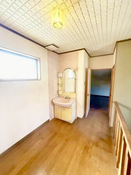 毎日の暮らしに寄り添う、明るい洗面所