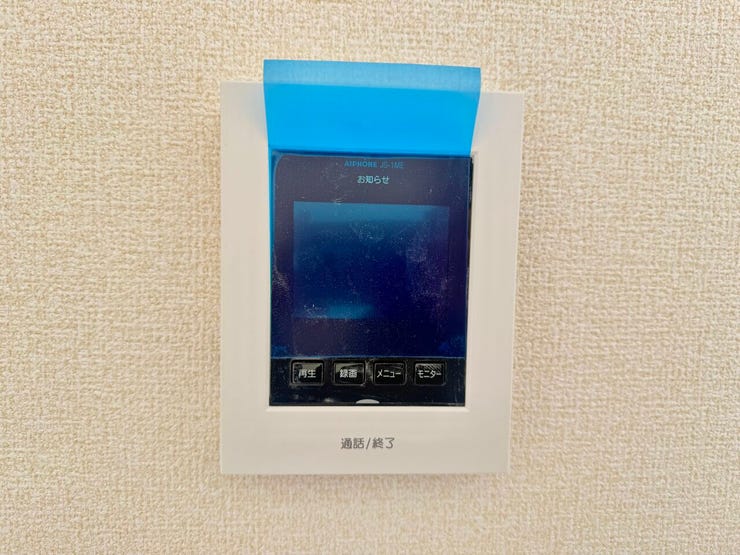 ◇TVモニター付インターホン◇
TVモニターで訪問者を確認してから会話することができますので、安心して対応していただけます。また、姿を見られたくない空き巣や不審者が嫌がるため防犯効果も高まります。