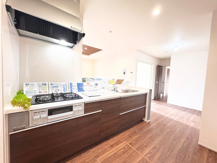 使い勝手の良いシステムキッチン、3口ガスコンロ+グリル付き、収納も豊富です♪