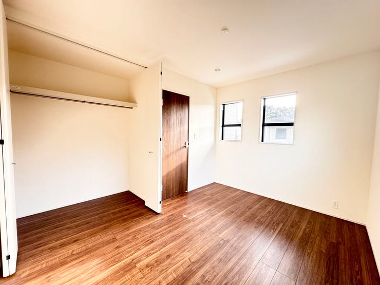 2階洋室6.0帖、大型クローゼット付き♪パラペット側含め2面採光♪