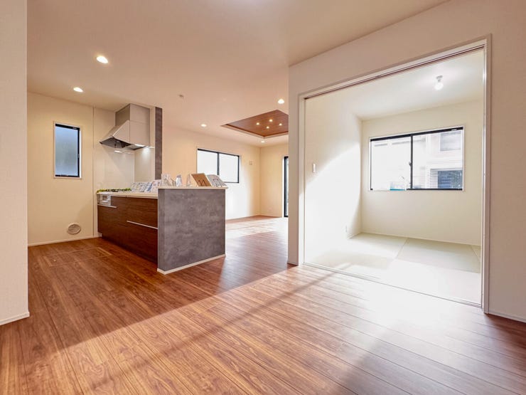 リビング17.5帖♪
全棟折り上げ天井・ダウンライト付きでオシャレを演出♪