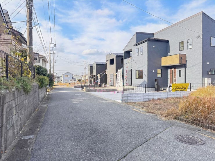 2号棟・3号棟・4号棟の前面道路含む外観♪各棟特徴異なる外観です♪