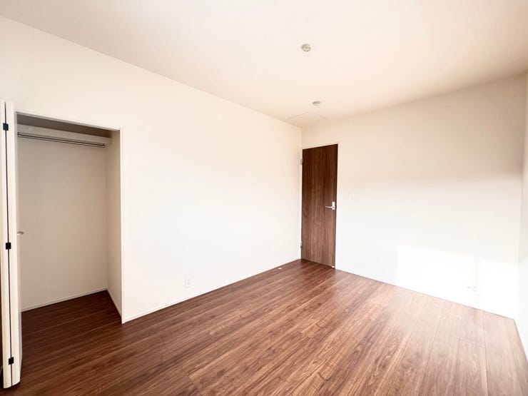 2階6.0帖の洋室、収納スペース付き♪