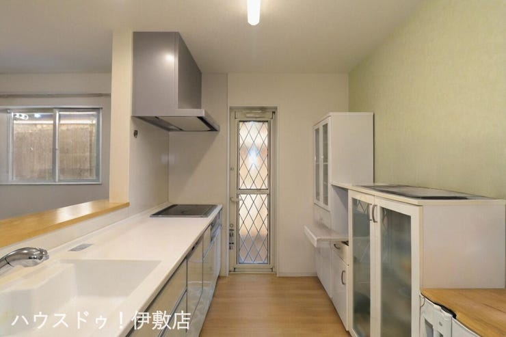 【キッチン】
キッチンには勝手口付で玄関を通らずにゴミ出しが可能です!
※AIによる家具消し済