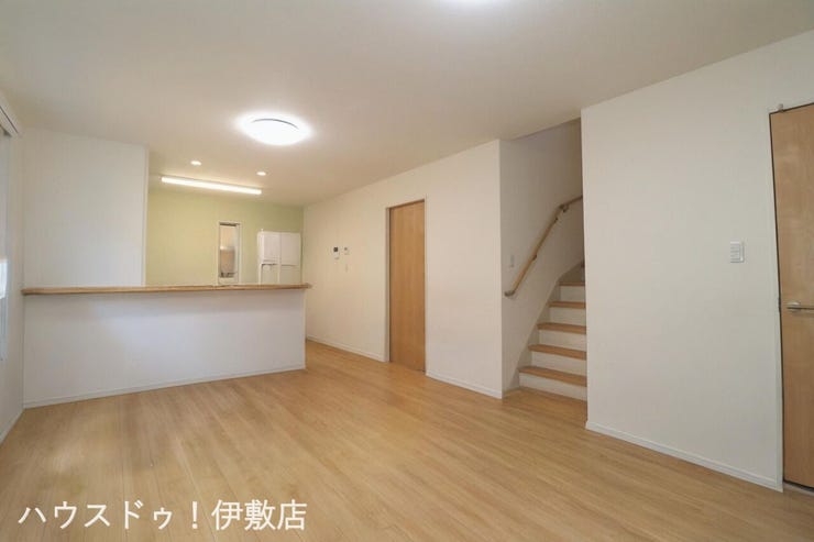 【リビング】
2022年築と築浅物件で建物程度良好です!
※AIによる家具消し済