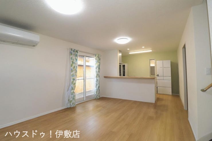 【リビング】
東南側と南西側の2方向に窓があり、明るいリビングです!
※AIによる家具消し済です