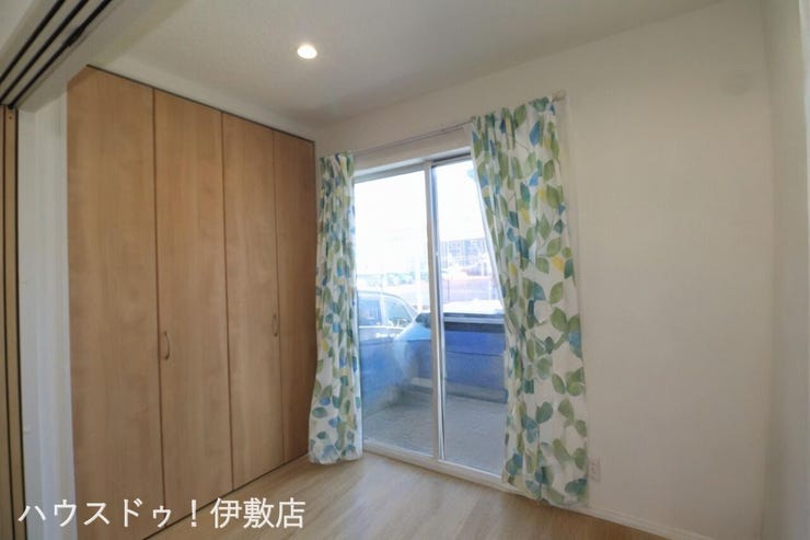 【1F洋室】
広々としたクローゼット付!掃き出し窓があり、光が入りやすい洋室です