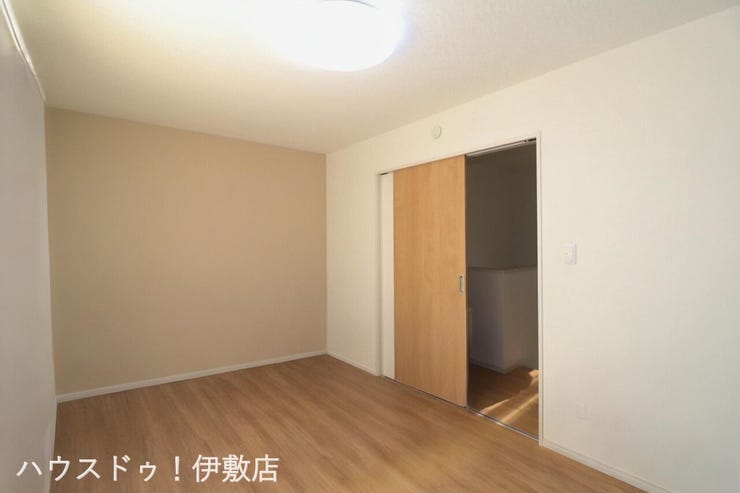 【2F洋室7.5帖】
主寝室にもなる7.5帖。ベッド2台プラスαのペースがあり、お子様が小さいうちは家族みんなの寝室として活用できそうですね。