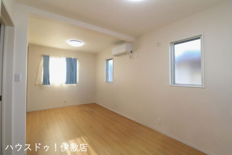 【2F洋室4.5帖×洋室4.5帖】
3方向に窓があり、一日を通して日差しが入りやすい洋室です
※AIによる家具消し済