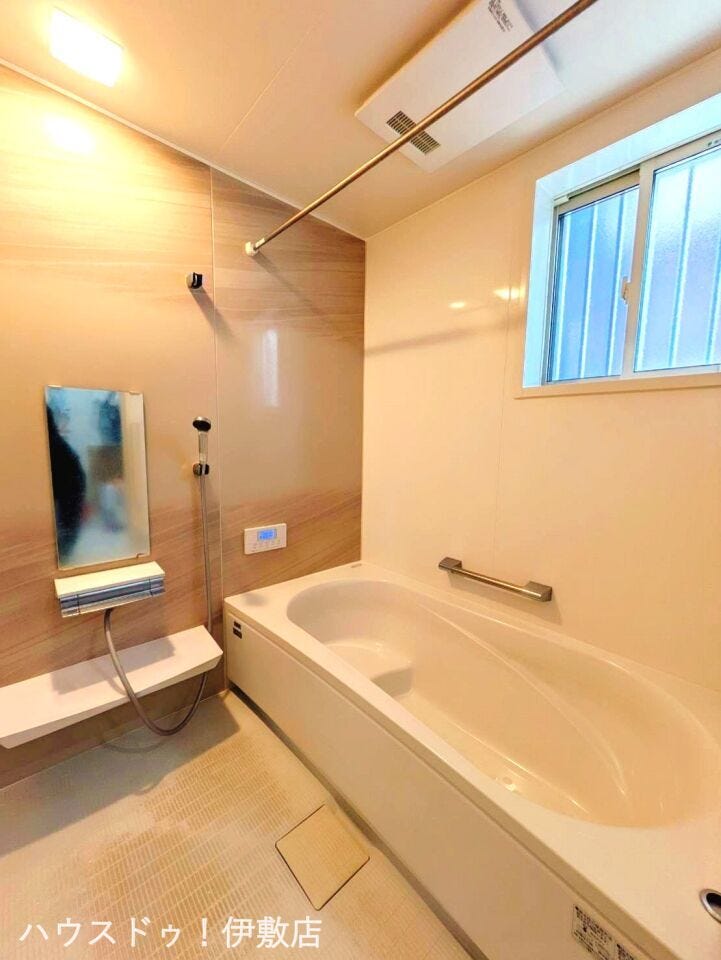 【浴室】
大型の浴槽に浸かって日頃の疲れを癒して頂く事が出来ますね