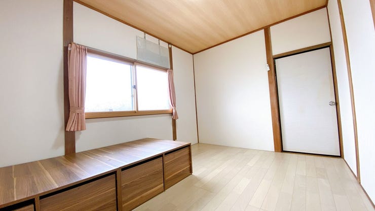 窓から日が差す明るいお部屋です。