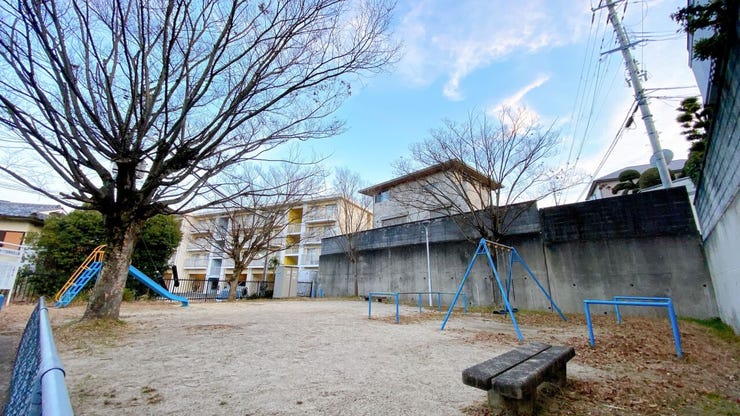 目の前に公園があります。