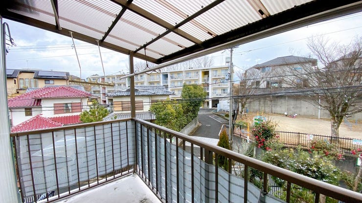 バルコニーは日当たり良好で、洗濯物もよく乾きます◎