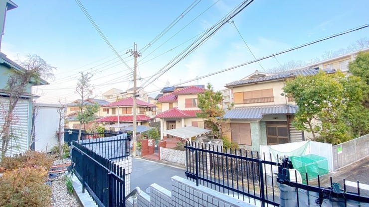 静かで落ち着いた閑静な住宅地です。
子育て世代の生活環境としても最適です◎