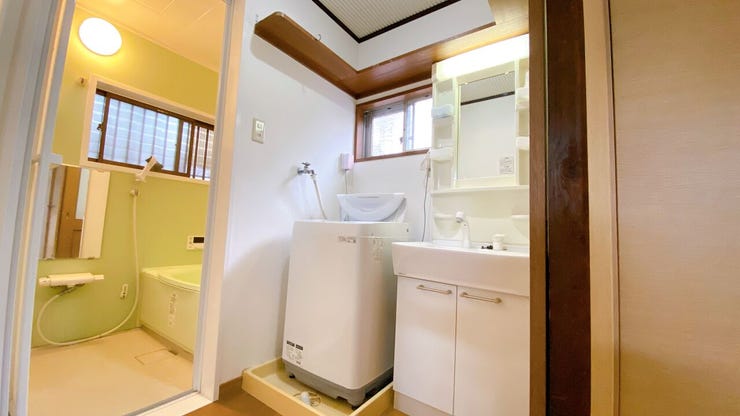 洗面室には洗濯機設置可能なスペースございます◎