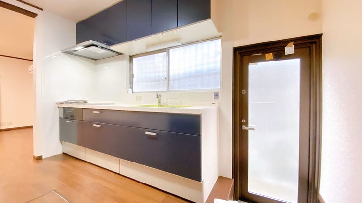 上部にも収納があり食器等を収納できます◎