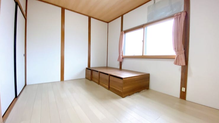 大きな窓から朝日が差し込み、目覚めのよい1日が迎えられそうです◎