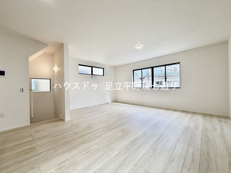 広々LDKは明るく開放的。家族団らんの時間をゆったり過ごせる空間です。