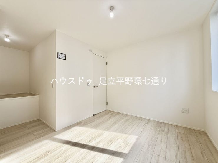 明るい室内は清潔感のある仕上がり。どんなインテリアにも馴染みやすいデザイン。