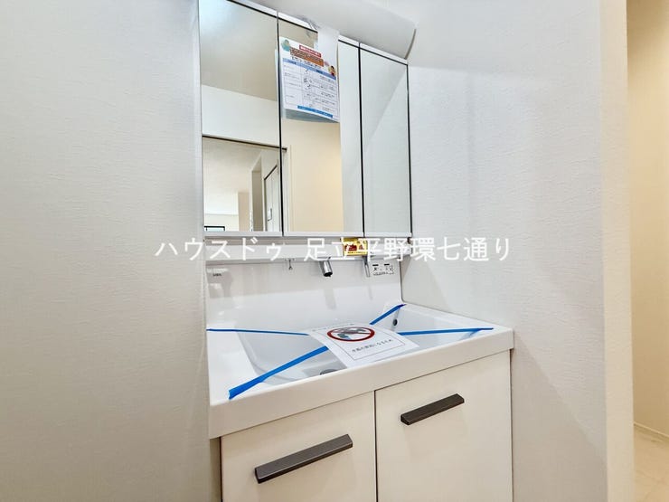 三面鏡付き洗面化粧台で収納充実。朝の身支度もスムーズに行えます。