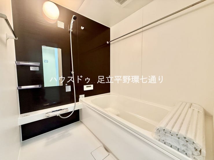 ゆったりとした浴室は一日の疲れを癒す快適空間。追い焚き機能付きでいつでも温かい湯船。