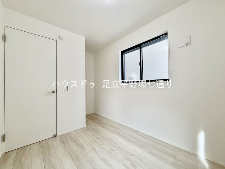 小窓付きで採光良好。自然光が差し込み、明るく心地よい居室空間を実現。