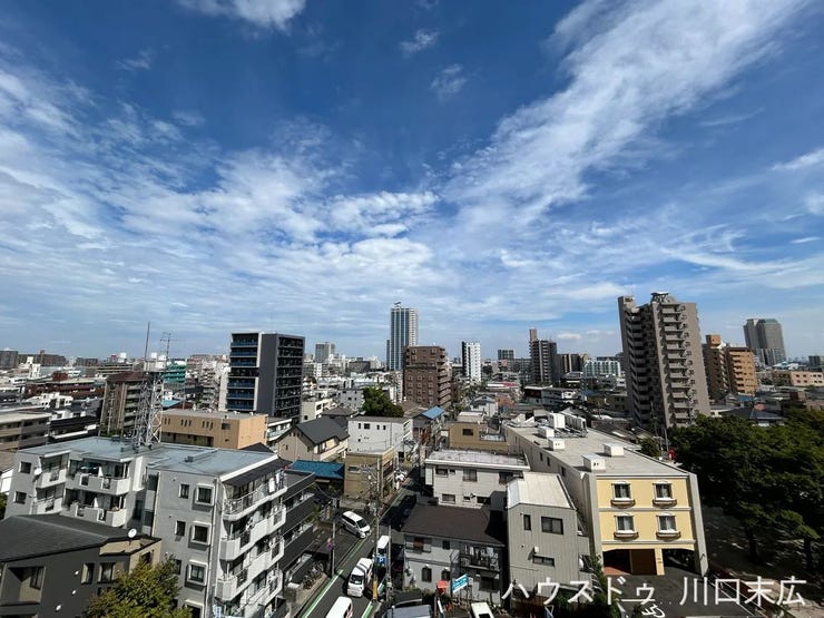 視界を遮るものが少なく、都市のパノラマを見渡す開放的な眺め。空の広がりを感じながらリフレッシュできる特別な空間です。