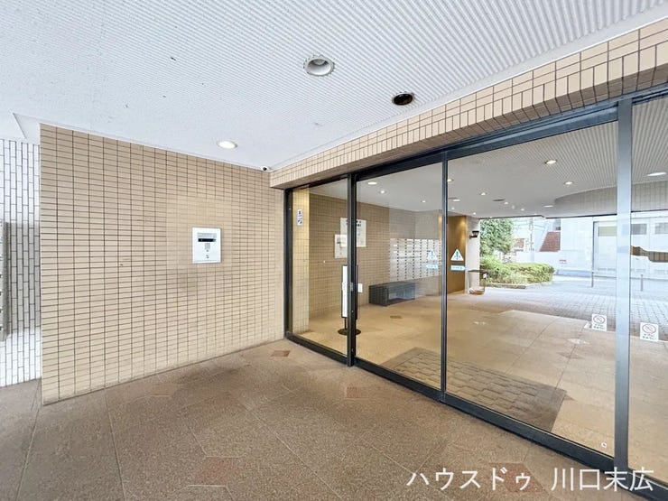 居住者の安心を守るオートロックシステムを採用。重厚感のあるエントランスが、住まう方をスマートに迎え入れます。