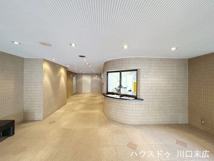 落ち着いた色合いのタイルが敷き詰められた共用ロビー。管理体制の良さがうかがえる、清潔に保たれたパブリックスペースです。